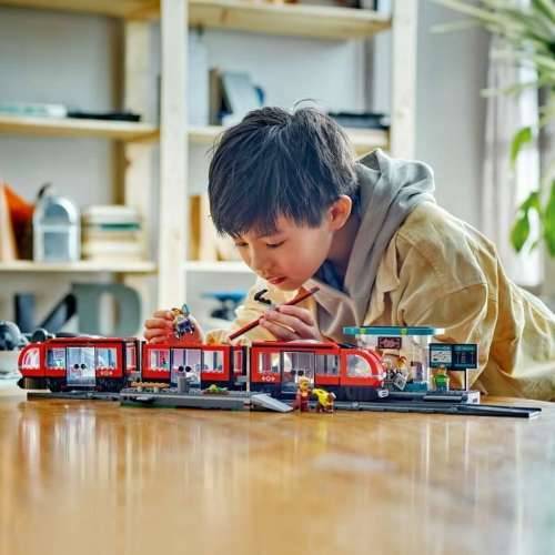 Igra Gradnje Lego 60423 Downtown Tram and Station Pisana Cijena