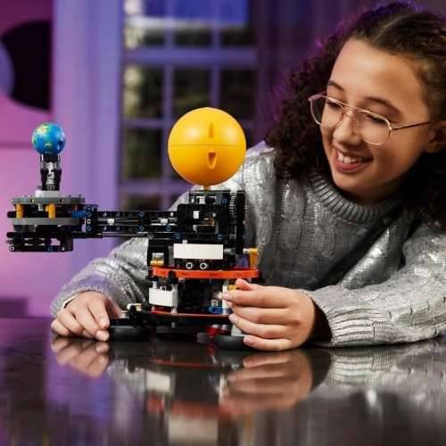 Igra Gradnje Lego Technic 42179 Planet Earth and Moon in Orbit Pisana Cijena